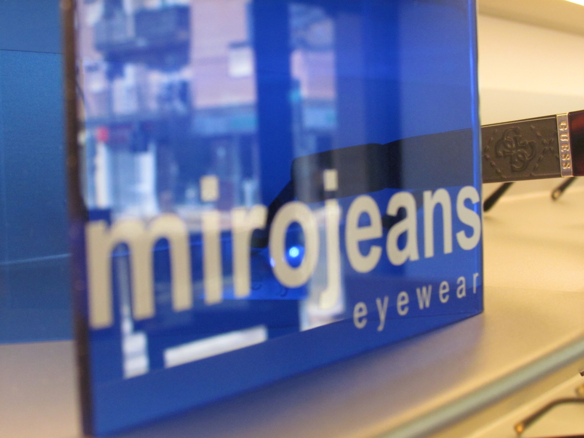 Detalle de gafas y expositor Miró Jeans